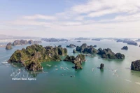 Avec sa beauté unique et incomparable, la baie de Ha Long a été inscrite deux fois au patrimoine mondial de l'UNESCO. Photo : VNA