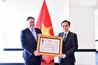 Le ministre des Affaires étrangères, Le Hoai Trung (droite), remet l’Ordre de l’Amitié à l’ambassadeur américain Marc Knapper. Photo: VNA