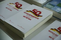 Le livre « 50 ans de relations Vietnam-Allemagne : Partenaires dans le passé, le présent et l'avenir » dresse un bilan complet d'un parcours de coopération marqué par des liens historiques profonds. Photo: VNA