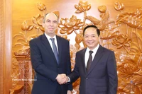 Trinh Van Quyet (droite), membre du Bureau politique, secrétaire du Comité central et chef de la Commission de la sensibilisation, de l’éducation et de la mobilisation des masses du PCV reçoit 'ambassadeur de Cuba au Vietnam, Rogelio Polanco Fuentes. Photo: VNA