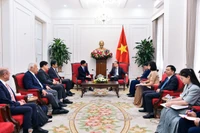 Le ministre des Affaires étrangères, Le Hoai Trung, reçoit le gouverneur de la préfecture japonais d'Okayama, Ibaragi Ryuta. Photo: ministère des Affaires étrangères