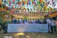 Des participants à « Photo tour ». Photo: VNA