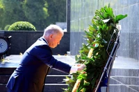 Le roi du royaume hachémite de Jordanie, Abdallah II Ibn Al Hussein, est allé déposer une gerbe de fleurs en hommage au Président Hô Chi Minh en son mausolée à Hanoï. Photo: VNA