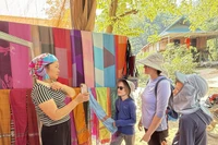 Les textiles en brocart fabriqués artisanalement par les habitants du village de Lan Ngoai sont très appréciés des touristes. Photo: VNA