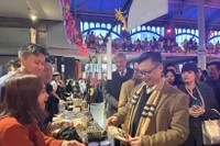L’ambassadeur du Vietnam en France, Trinh Duc Hai au marché du Têt de l’Année du Cheval 2026 au Pavillon Baltard. Photo: VNA