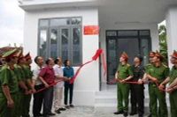 Inauguration d'une maison contruite dans le cadre de la campagne Quang Trung. Photo: VNA