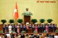 Le secrétaire général du Parti, To Lam, au nom des députés de la 16e Assemblée nationale, remet des fleurs en signe de félicitations au président de l'Assemblée nationale, Tran Thanh Man, aux vice-présidents de l'Assemblée nationale et aux membres du Comité permanent de l'Assemblée nationale. Photo : VNA