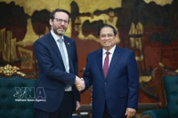Le Premier ministre Pham Minh Chinh reçoit l’ambassadeur britannique Iain Frew. Photo: VNA