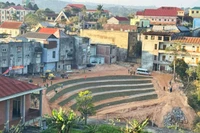 Le projet d'urgence de prévention des glissements de terrain dans la commune de Khe Sanh, province de Quang Tri, achevé dans le cadre de la « Campagne de Quang Trung », a apporté joie et enthousiasme à la population après des années d'inquiétude constante face aux glissements de terrain. Photo: VNA