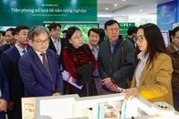 Des délégués visitent le stand de HanoTEX. Photo: VNA