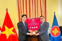 L’ambassadeur du Vietnam en Autriche, Vu Le Thai Hoang (droite) et le représentant du programme de master international de l’Académie diplomatique de Vienne. Photo: VNA