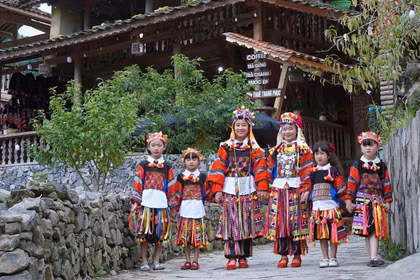 Des provinces comme Tuyen Quang et Gia Lai mettent désormais en avant des produits touristiques diversifiés, de l’écotourisme à la culture ethnique, tout en cherchant à renforcer infrastructures et formation professionnelle pour attirer davantage de visiteurs et stimuler l’économie régionale. Photo: qdnd.vn