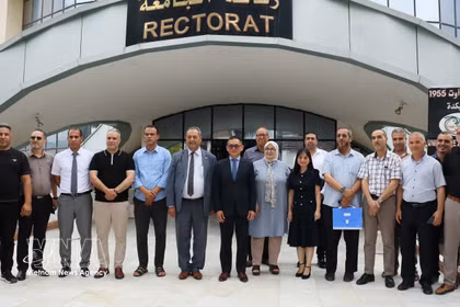 L’ambassadeur du Vietnam Tran Quoc Khanh et les directeurs de l’Université de Skikda. Photo: VNA