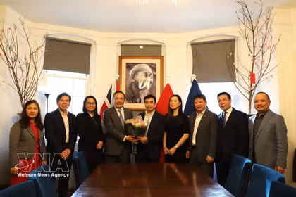 L’ambassadeur Do Minh Hung et des membres du personnel de l’ambassade du Vietnam au Royaume-Uni et le conseil d’administration de l’Association des intellectuels vietnamiens au Royaume-Uni et en Irlande (VIS). Photo : VNA