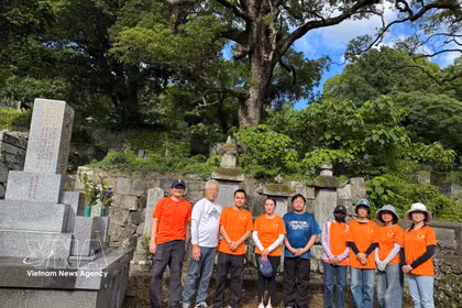 Des bénévoles de l’Association des Vietnamiens et de l’Association d’amitié Nagasaki–Vietnam participent à une visite commémorative et au nettoyage de la tombe de la princesse Ngoc Hoa, également connue au Japon sous le nom de "Princesse Anio". Photo : VNA 