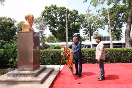 Le secrétaire général du Comité central du Parti communiste du Vietnam et président vietnamien, To Lam, accompagné du président sri-lankais Anura Kumara Dissanayake, dépose des fleurs au pied de la statue du Président Ho Chi Minh, située dans l'enceinte de la Bibliothèque publique de Colombo, dans la capitale sri-lankaise, le 8 mai. Photo: VNA