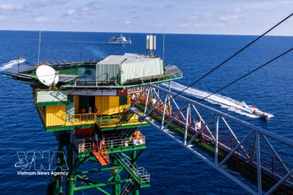 Sur les plateformes DK1, la vie des soldats au rythme des vagues