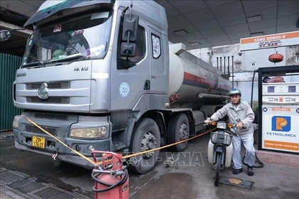 Le 7 mars, les prix de détail des carburants au Vietnam ont fortement augmenté. Photo : VNA