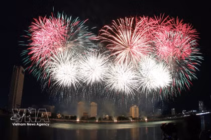 Feu d'artifice de l'équipe portugaise lors de la dernière soirée du DIFF 2026, le 11 juillet 2026. L'équipe portugaise a remporté le championnat lors de l'édition 2026. Photo : VNA