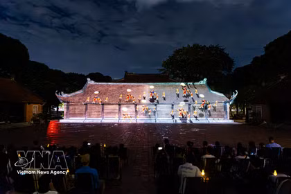 Une projection cartographique 3D moderne sur l’architecture ancienne du Temple de la Littérature retrace le parcours intellectuel vietnamien devant un large public. Photo : VNA