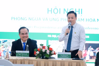 Le vice-président de la Croix-Rouge vietnamienne, Vu Thanh Luu, et le chef du département du travail social et de la gestion des catastrophes, Tran Si Pha, ont présidé la conférence. Photo : Hoang Hieu - VNA.