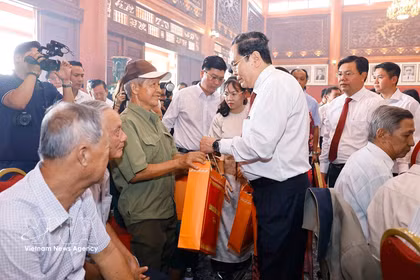 Le président de l’AN offre des cadeaux à des personnes méritantes à An Giang. Photo: VNA