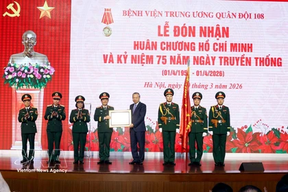 Le secrétaire général To Lam remet l'Ordre Ho Chi Minh à l'Hôpital central militaire 108. Photo : VNA