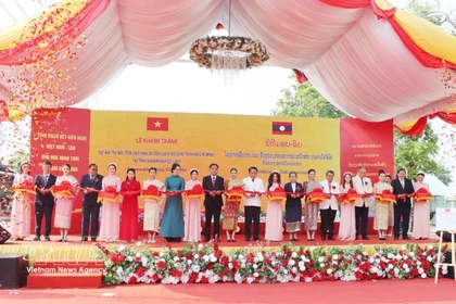 Cérémonie d’inauguration et de remise du projet de restauration du site historique dédié au Président Ho Chi Minh, le 2 avril dans la province lao de Savannakhet. Photo: VNA
