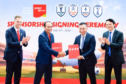 Vietjet Air et Vikki Digital Bank ont été nommées, le 13 juillet, respectivement compagnie aérienne et banque officielles au Vietnam des quatre compétitions de l'ASEAN United FC : l'ASEAN Hyundai Cup™, l'ASEAN Club Championship Shopee Cup™, l'ASEAN Women's MSIG Cup™ et l'ASEAN U-23 Championship™. Photo: Vietjet