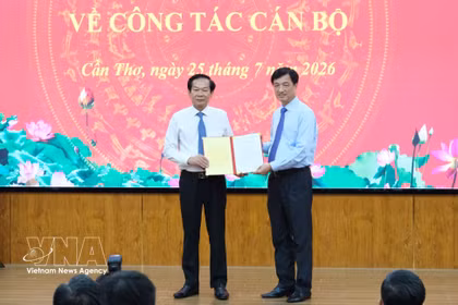 Nguyen Duy Ngoc, membre du Bureau politique, secrétaire du Comité central et chef de la Commission centrale d’organisation du Parti communiste du Vietnam (PCV) (droite), remet la décision du Bureau politique à Le Quang Tung, nouveau secrétaire du Comité provincial du Parti d’An Giang pour le mandat 2025-2030. Photo: VNA