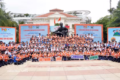 Les enfants du Vietnam, du Laos et du Cambodge participent au 8e Festival des enfants du Vietnam, du Laos et du Cambodge, placé sous le thème « Les Bras de l'amitié ». Photo: VNA