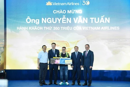 Vietnam Airlines accueille son 350 millionième passager après 30 ans d'exploitation