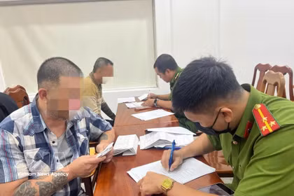 Le Vietnam accueille 47 ressortissants expulsés des États-Unis. Photo: VNA