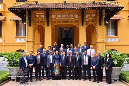 Le ministre des Affaires étrangères Le Hoai Trung et la délégation de consuls honoraires du Vietnam à l'étranger. Photo: VNA