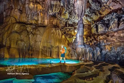 Le gouffre « Ac Mong », profond de 250 mètres et traversé par une mystérieuse rivière souterraine, fait partie du système de grottes Hung Thoong, dans le Parc national de Phong Nha-Ke Bang. Photo : VNA