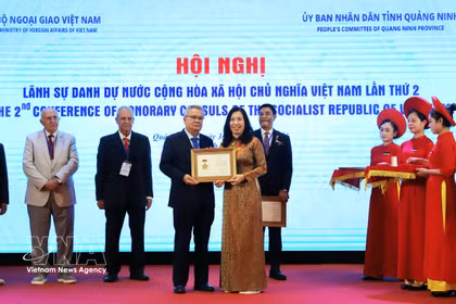 La vice-ministre des Affaires étrangères, Le Thi Thu Hang, décerne l'Insigne « Pour la diplomatie vietnamienne » et des certificats de mérite du ministre des Affaires étrangères à plusieurs consuls honoraires en reconnaissance de leurs contributions remarquables. Photo : VNA