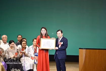 La Vietnamienne Le Thuong, présidente de l'Association vietnamienne de la région du Kansai, a reçu le Global Citizen Awards décerné par l'Association internationale pour la promotion de l'amitié. Photo: VNA