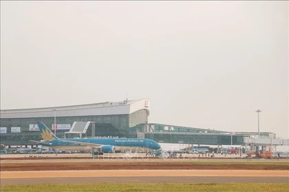 Un gros-porteur Boeing 787-9 de la compagnie Vietnam Airlines atterrit en toute sécurité à l'aéroport international de Long Thanh, lors d'un vol d'essai le 15 décembre. Photo : VNA 
