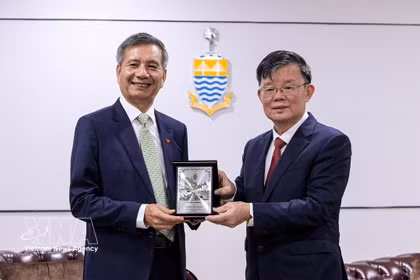 L’ambassadeur du Vietnam en Malaisie, Dinh Ngoc Linh (gauche) et le ministre en chef de Penang, Chow Kon Yeow. Photo: VNA