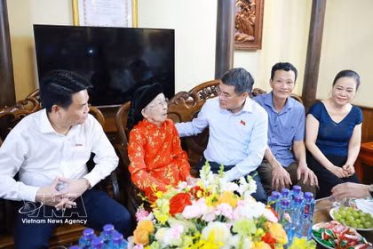 Le Minh Hung rend visite et remet des présents à la Mère vietnamienne héroïque Pham Thi Han. Photo: VNA