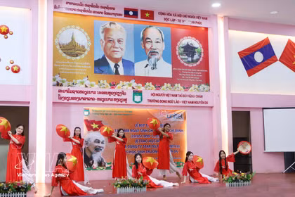 Numéro de danse à la cérémonie commémorant le 136e anniversaire de la naissance du président Hô Chi Minh. Photo: VNA