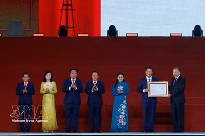 Le secrétaire général du Parti communiste du Vietnam et président To Lam remet la Résolution de l’Assemblée nationale portant création de la ville de Dong Nai. Photo: VNA