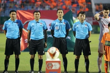 Des arbitres lors de la V-League. Photo : VFF