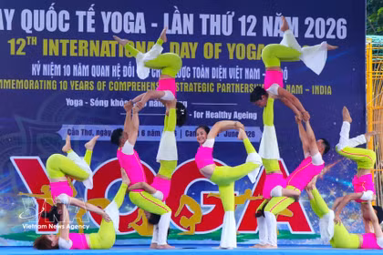 Programme de démonstration collective de yoga tenu le 14 juin à Hanoï. Photo: VNA