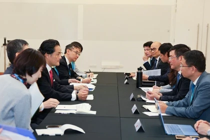 Réunion entre le ministre vietnamien de l'Industrie et du Commerce, Nguyên Hông Diên, et le ministre d'État au Cabinet du Japon, Kazuchika Iwata, à Melbourne. Photo: VNA