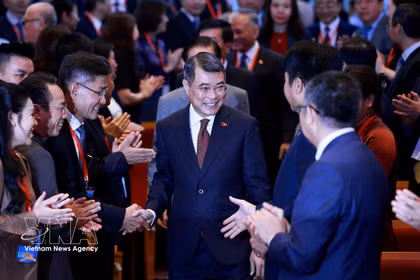 Le Premier ministre Le Minh Hung participé, le 4 août à Hanoï, à la session plénière placée sous le thème : « La diplomatie au service du développement national dans une nouvelle période – Une pensée innovante, une action déterminée, des résultats concrets ». Photo: VNA
