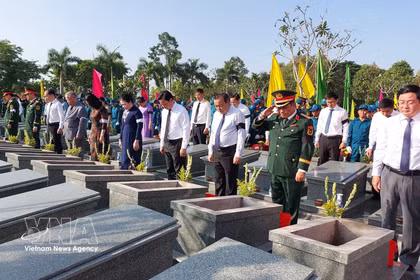 Cérémonie commémorative et d’inhumation pour les restes de 158 soldats volontaires et experts vietnamiens tombés au Cambodge, au cimetière des martyrs de Vinh Hung – Tan Hung, province de Tay Ninh. Photo: VNA