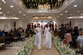 Défilé de l’ao dai lors de la cérémonie célébrant le 7e anniversaire de l’Association des femmes vietnamiennes immigrées (VMWA) à Ansan. Photo: VNA