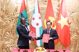 Signature du protocole d’accord de coopération entre le PCV et le CNDD-FDD. Photo: VNA