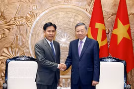 Le secrétaire général du Parti et président vietnamien, To Lam, reçoit le président de la Cour populaire suprême du Laos, Phayvy Syboualypha. Photo: VNA